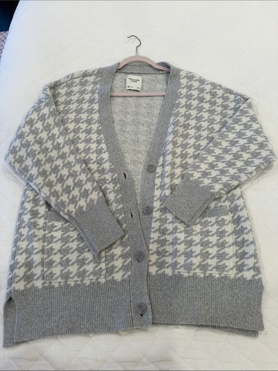 Abercrombie & Fitch Sweaters - Abercrombie & Fitch Gray and Cream Houndstooth Button Cardigan